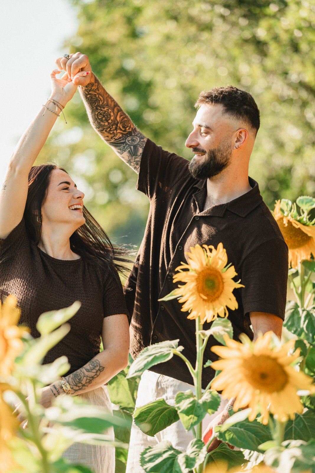 Couple dansant dans un champ de tournesols