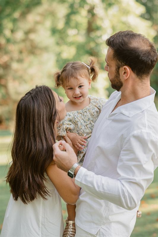 Parents tenant leur fille entre eux, portrait de famille